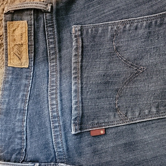 Levi Demi Curve - Picture 3 of 3